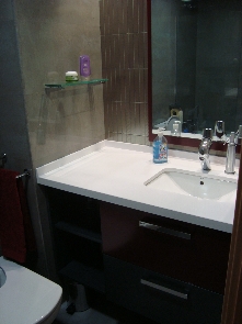 Lavabo del baño en suite de gran calidad.